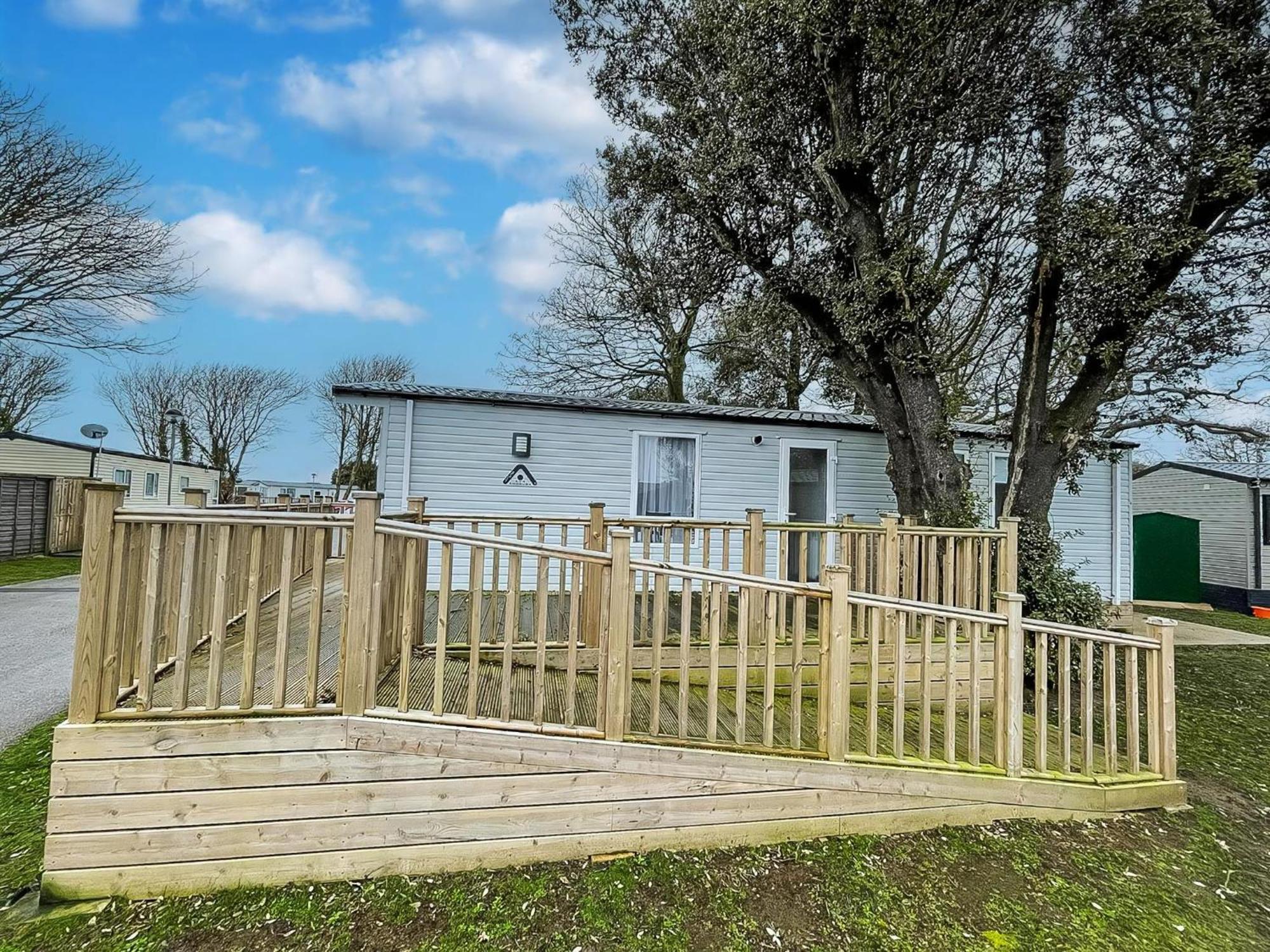 Beautiful Caravan With Decking At Azure Seas In Suffolk, Sleeps 6 Ref 32004Az Лоустофт Экстерьер фото
