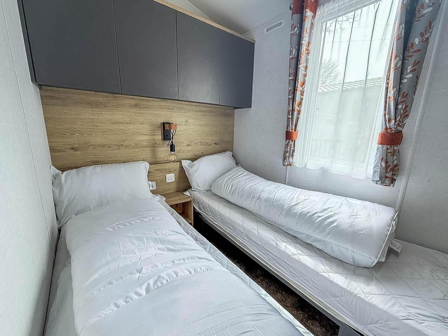 Beautiful Caravan With Decking At Azure Seas In Suffolk, Sleeps 6 Ref 32004Az Лоустофт Экстерьер фото